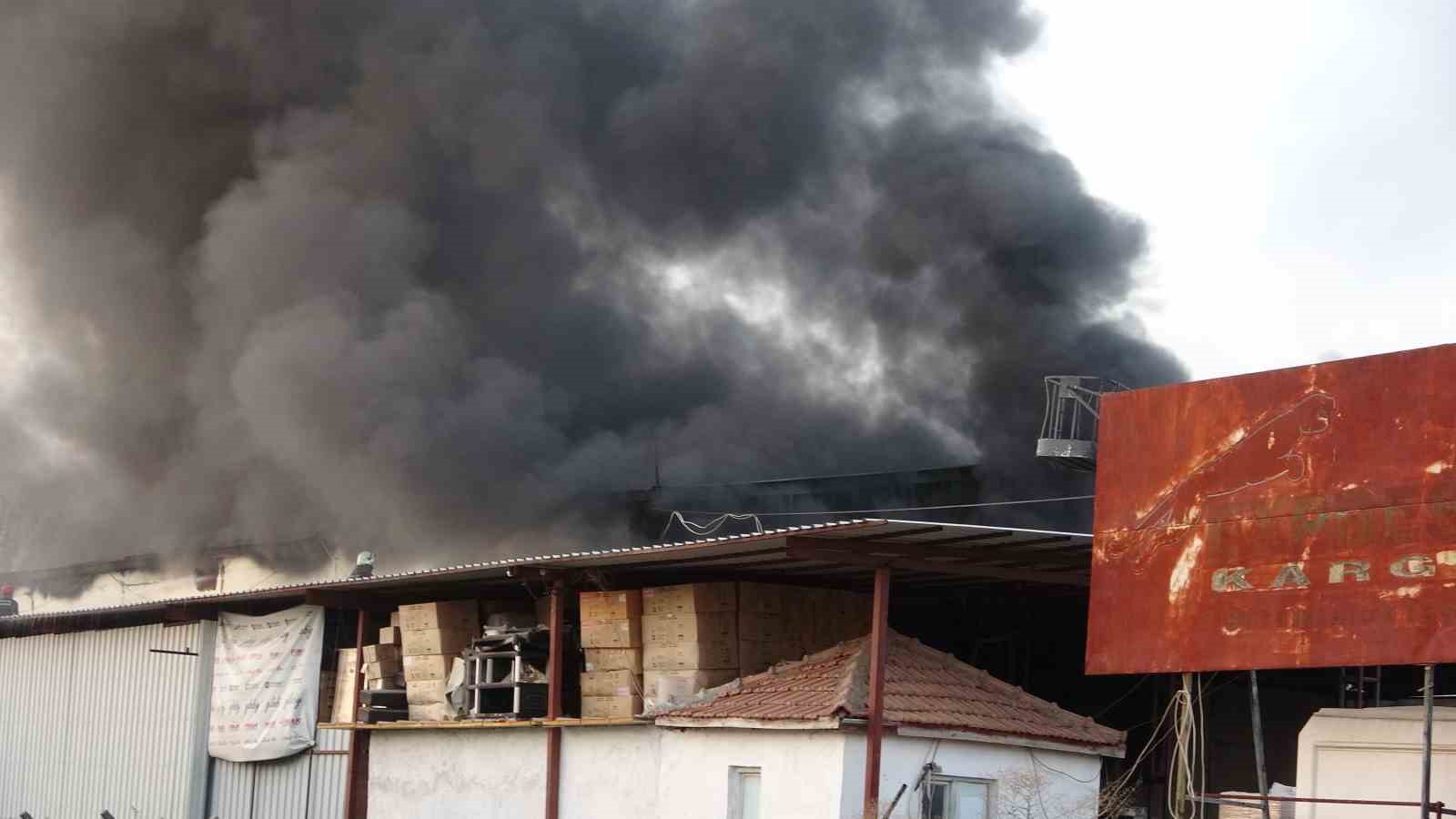 Antalya’da otel ekipmanları deposu alev alev yandı, çalışanlar gözyaşlarını tutamadı