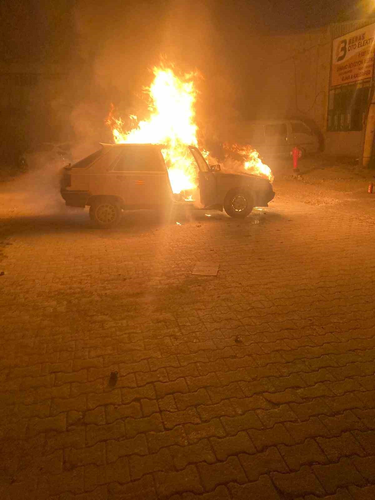 Seyir halindeki otomobil alev alev yandı