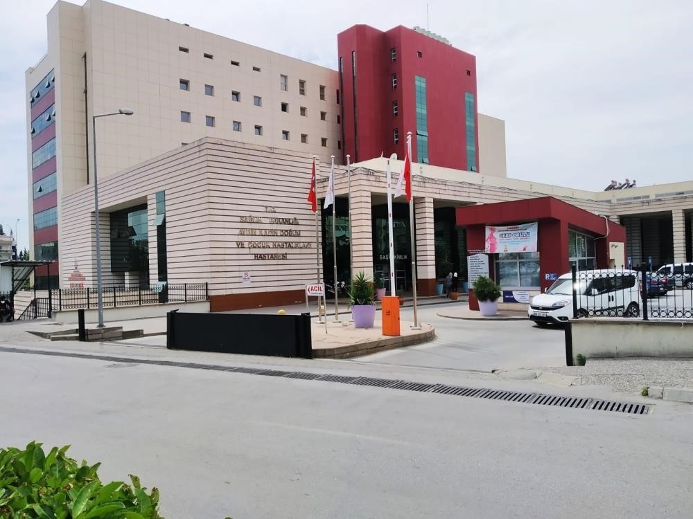 Hastaneye doğuma gelen kadın, önce polis zoruyla kocasını hastaneden kovdurdu sonra doğumhaneye gitti