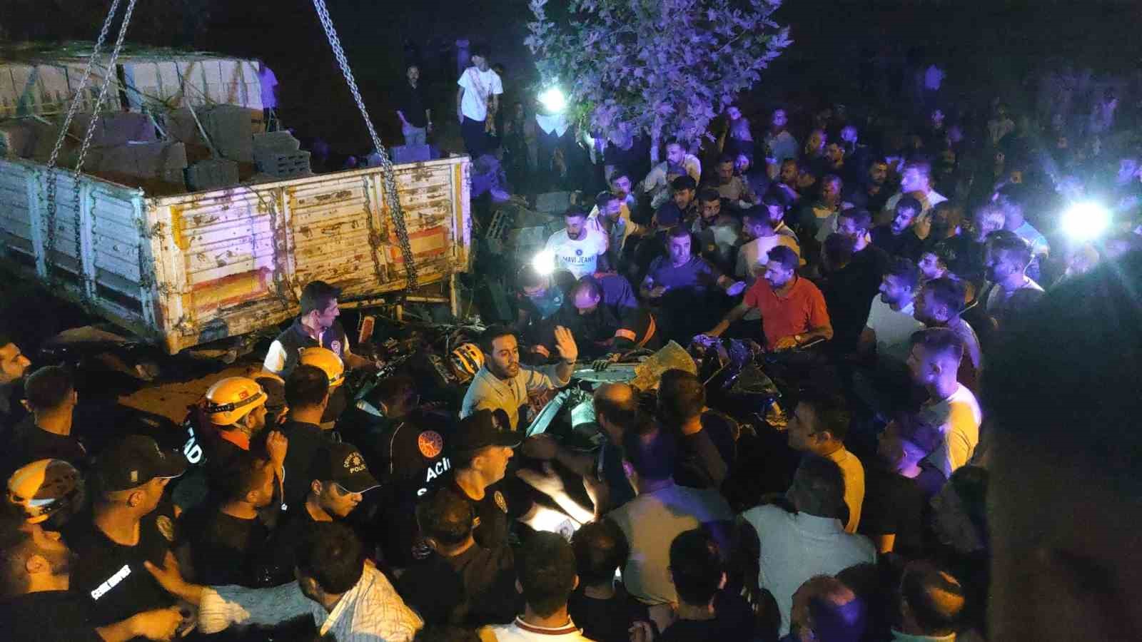 Otomobil park halindeki briket yüklü tıra çarptı: 2 ölü