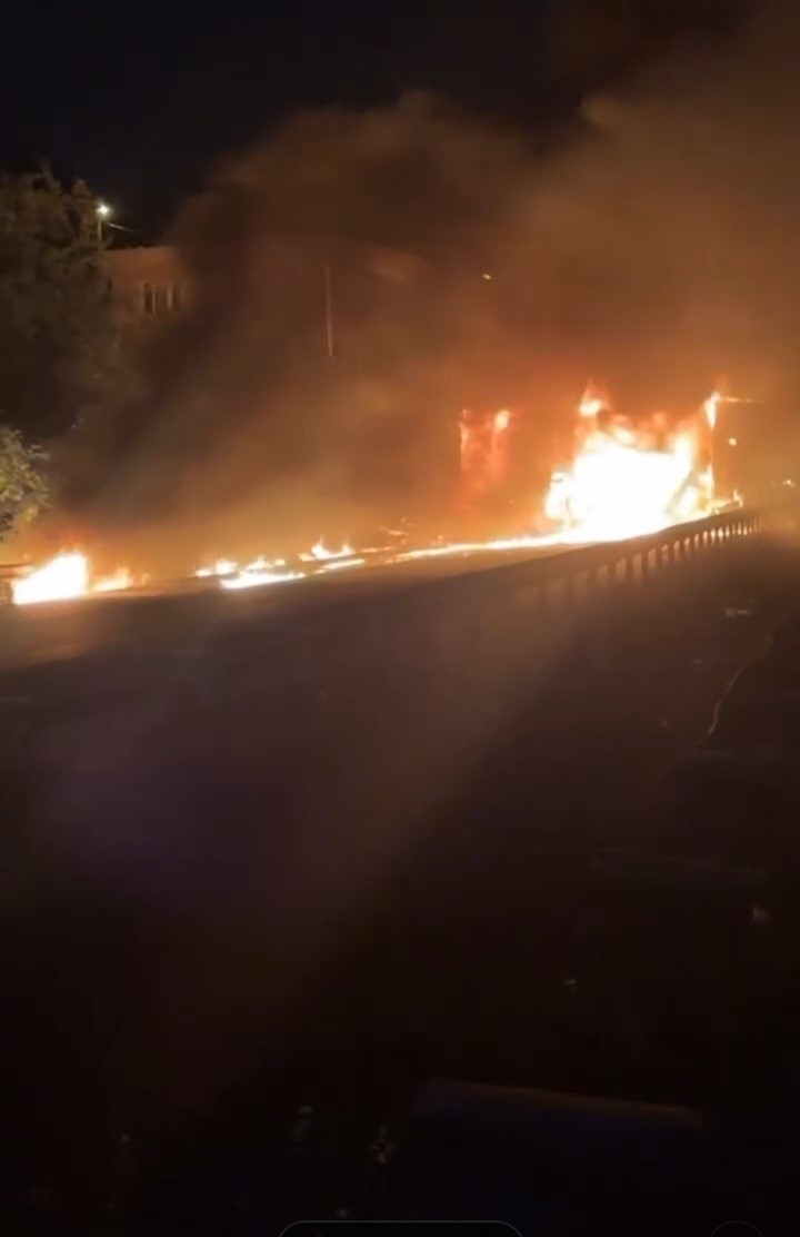 Tirebolu’da seyir halindeki tır alevlere teslim oldu