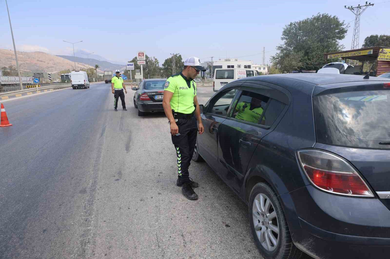 Kırmızı ışıkta durmayarak polisin dron kamerasına yakalanan s&uuml;r&uuml;c&uuml;: "Allah devletimizden razı olsun"
