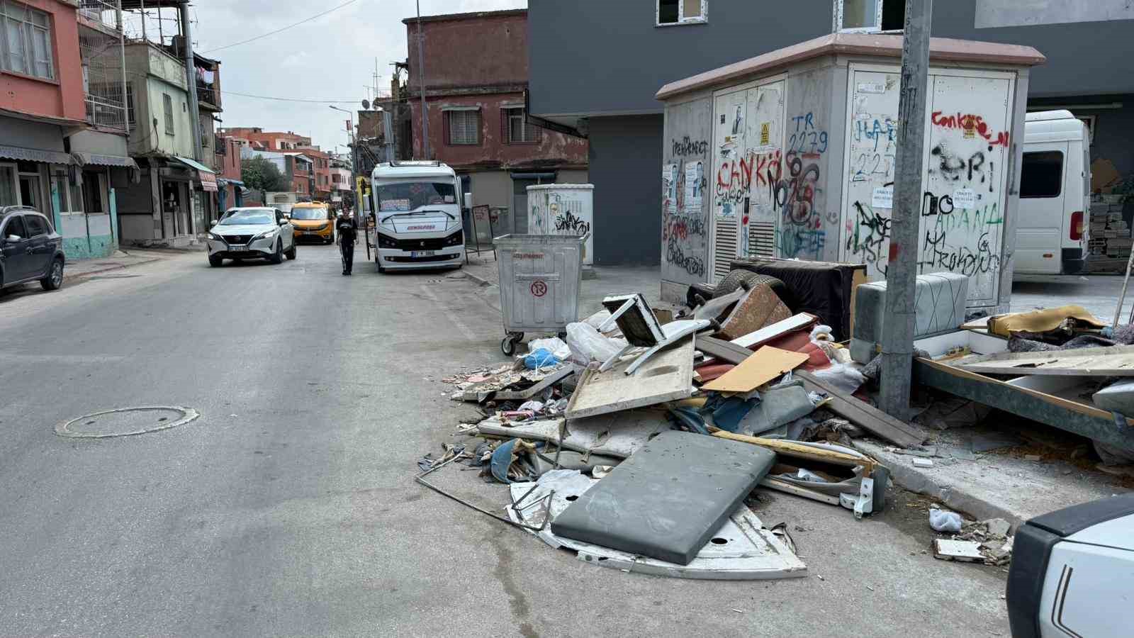 Adana’da çöp ve molozlar dağ gibi birikti, vatandaşlar tepkisini dile getirdi
