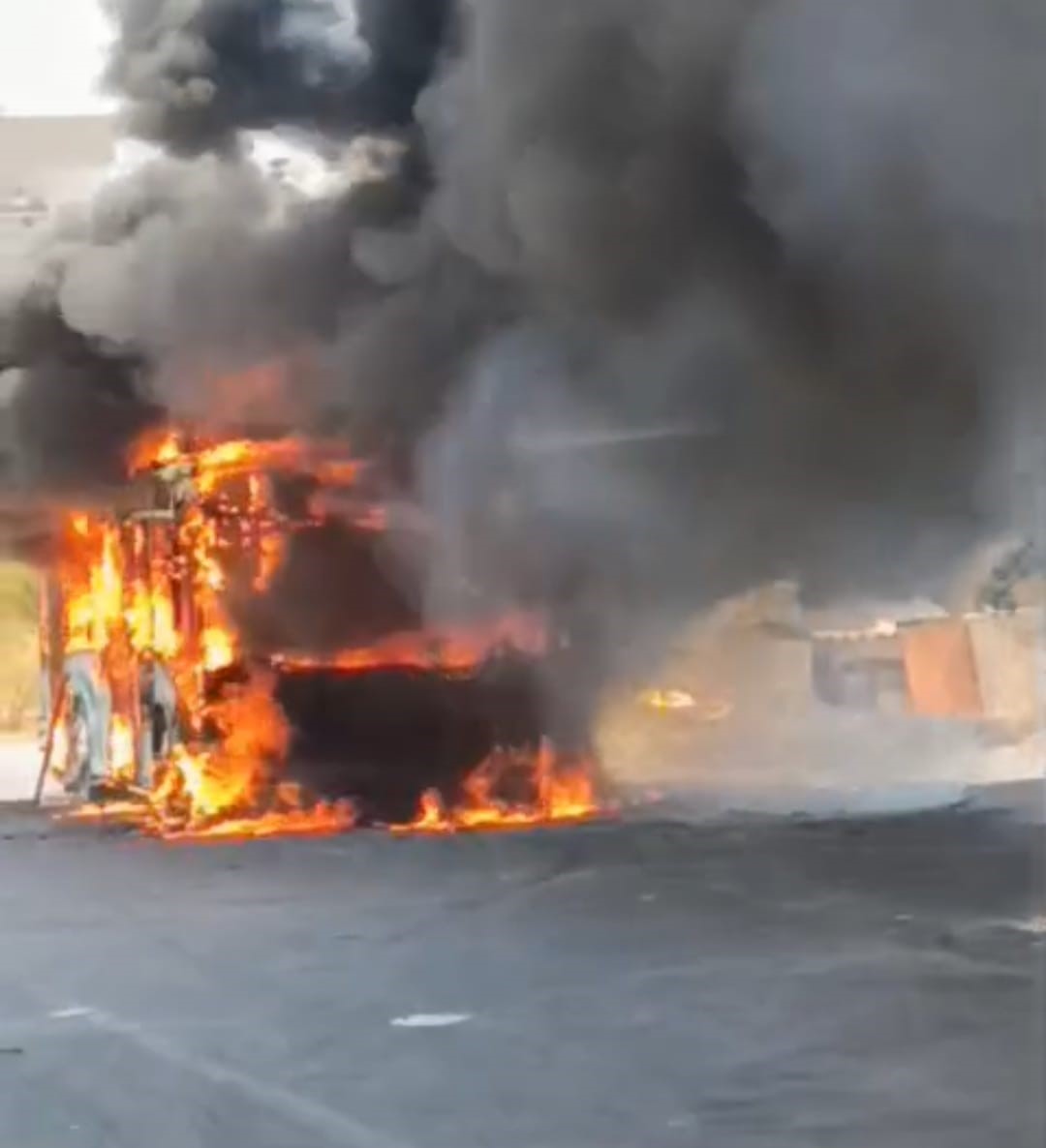 Antalya&rsquo;da &ouml;zel halk otob&uuml;s&uuml; park halindeyken alev alev yandı

