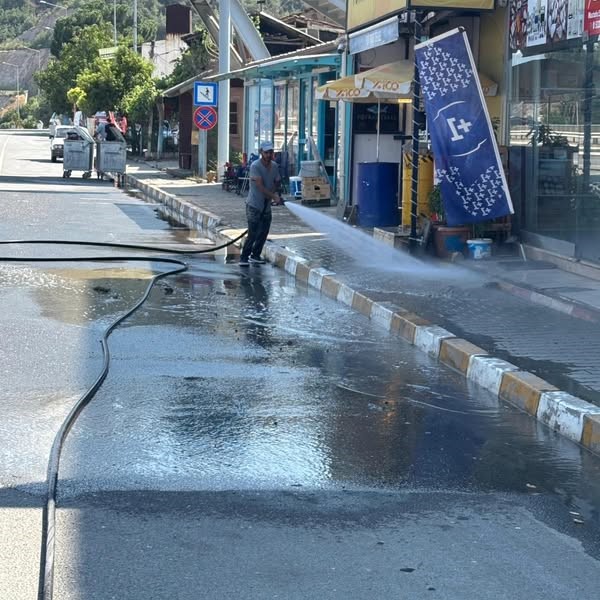 Bayırköy’de caddeler tazyikli su ile temizleniyor