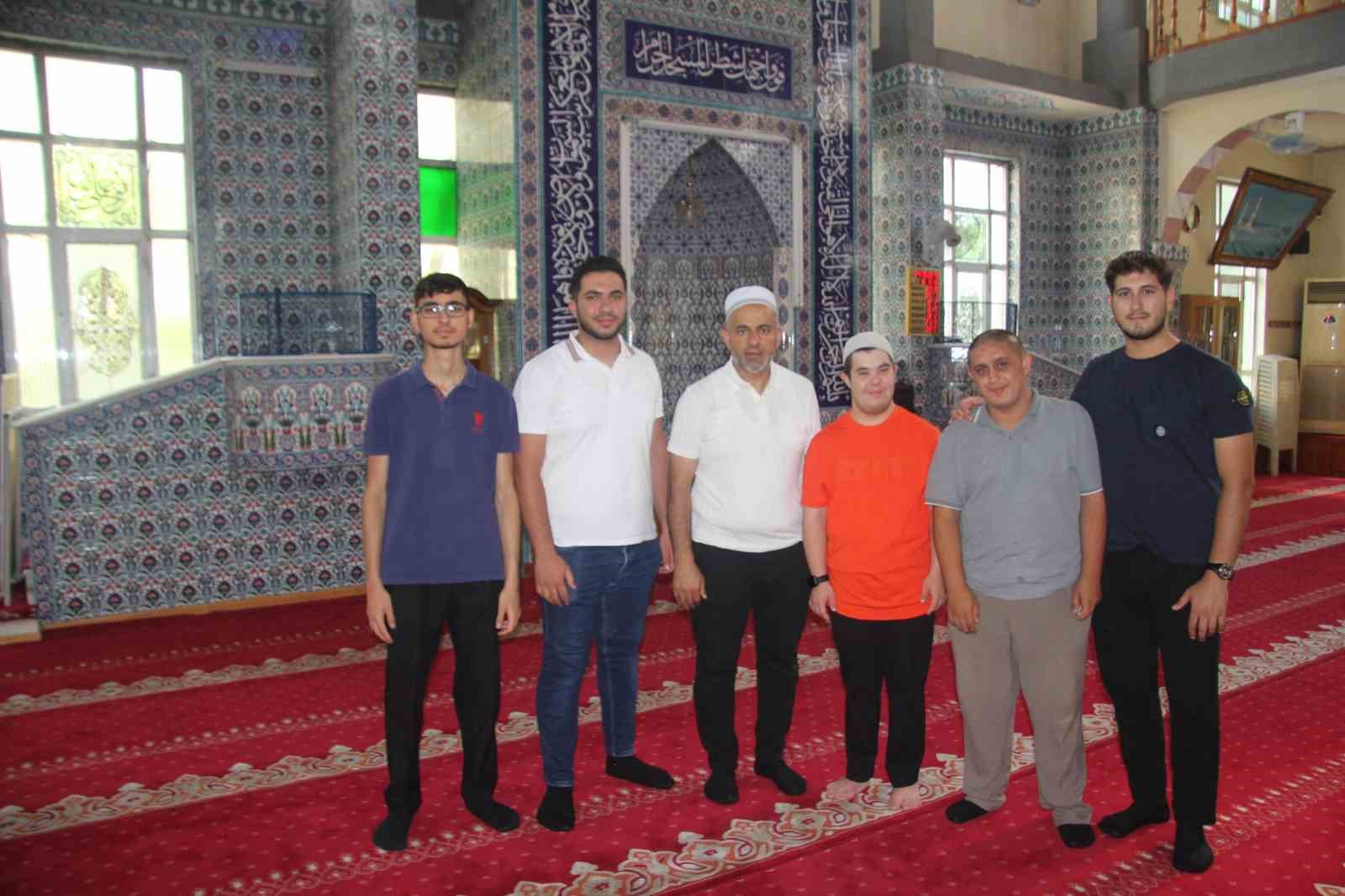 Cami aşığı down sendromlu gen&ccedil; &ccedil;evresine neşe sa&ccedil;ıyor
