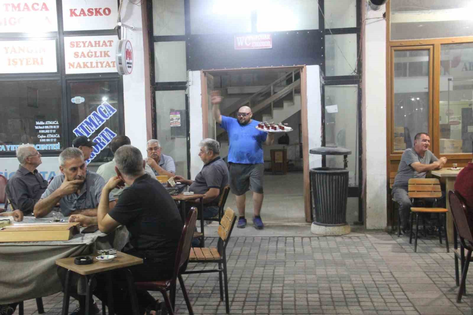 Neşeli garson fenomen oldu