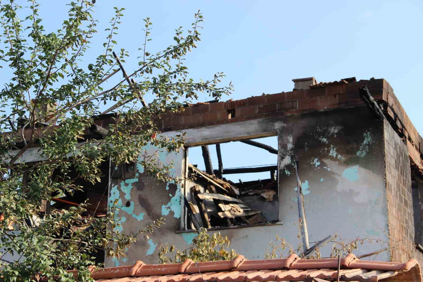 Mandıra yangınında ev ve ahır k&uuml;le d&ouml;nd&uuml;, 1 koyun ve yavrusu telef oldu
