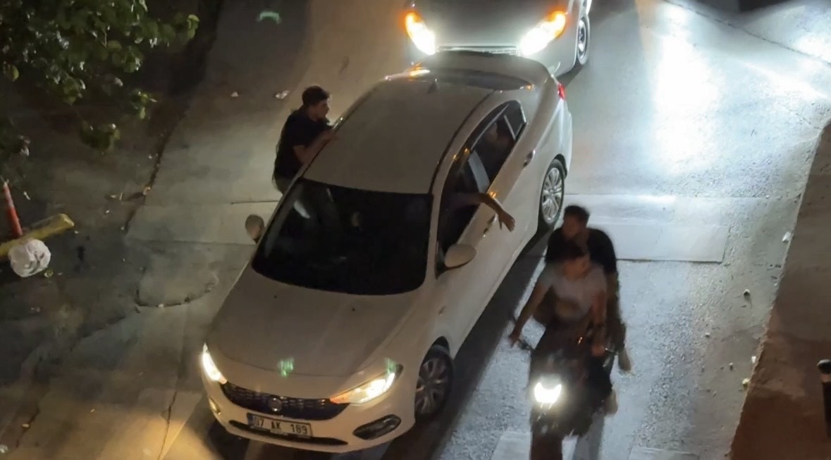 Şişli&rsquo;de asker konvoyu trafiği fel&ccedil; etti, o anlar kamerada

