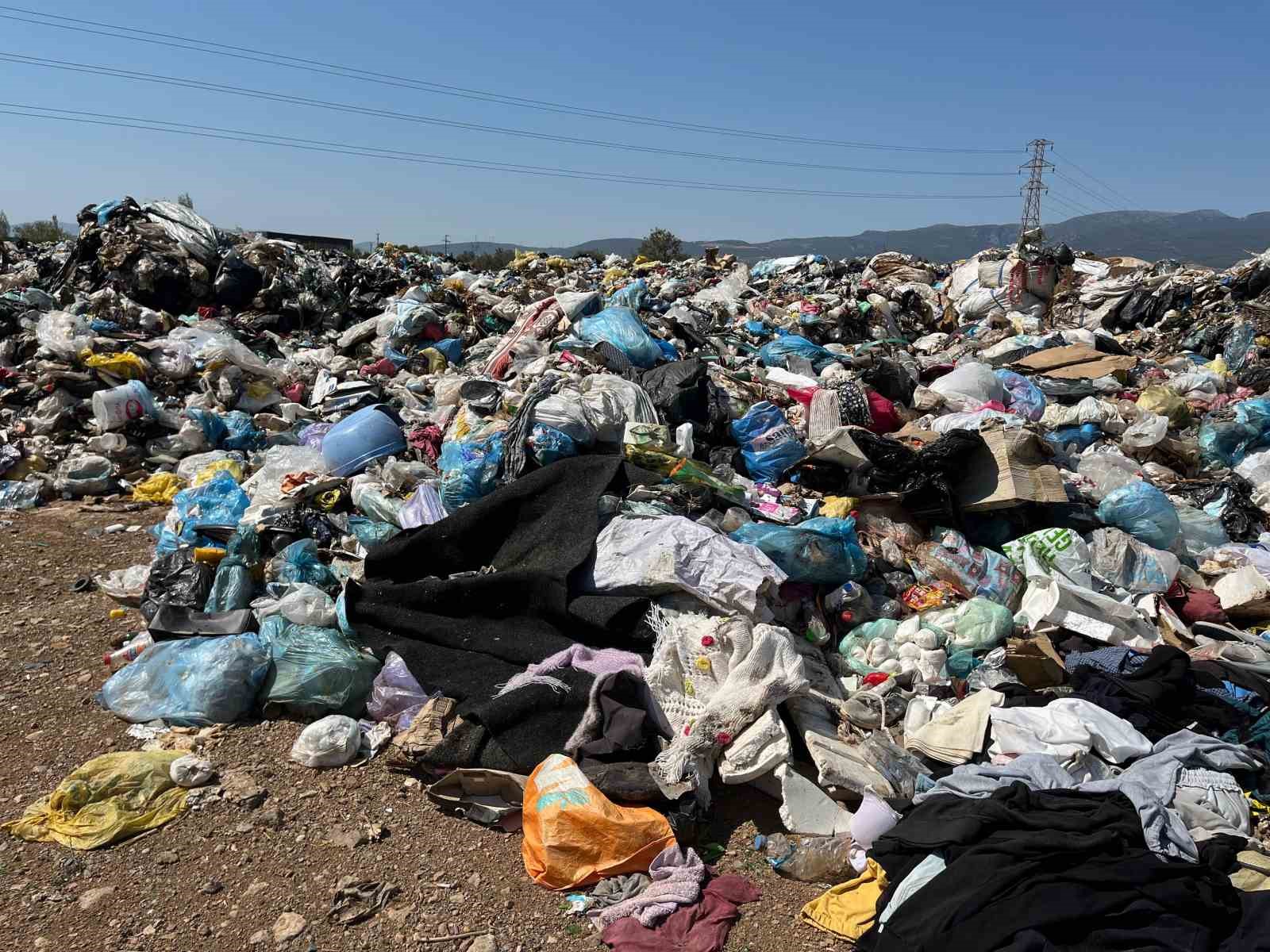 İzmir&rsquo;de &ccedil;&ouml;pten sıradağları
