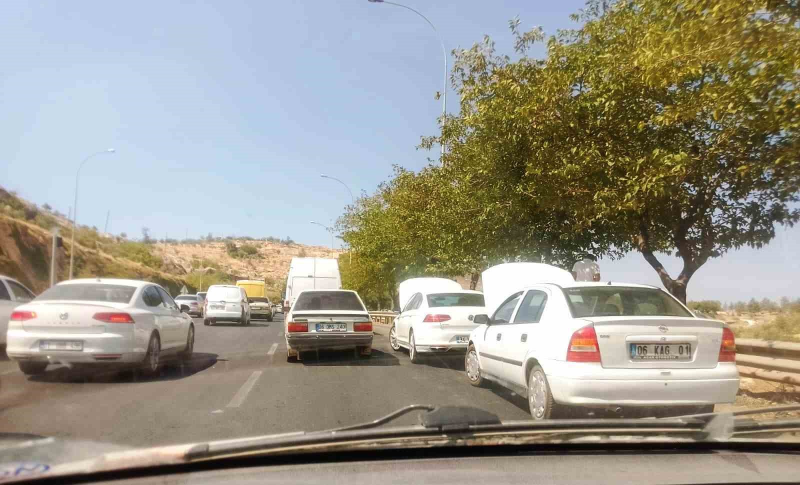 Yol kenarına park eden sürücüler kaputu açıp bekledi