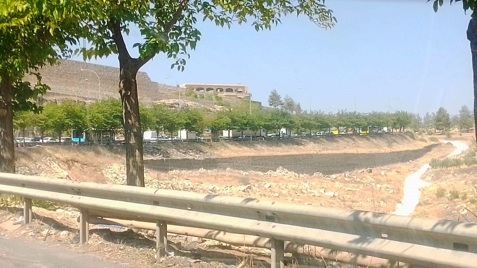 Yol kenarına park eden s&uuml;r&uuml;c&uuml;ler kaputu a&ccedil;ıp bekledi
