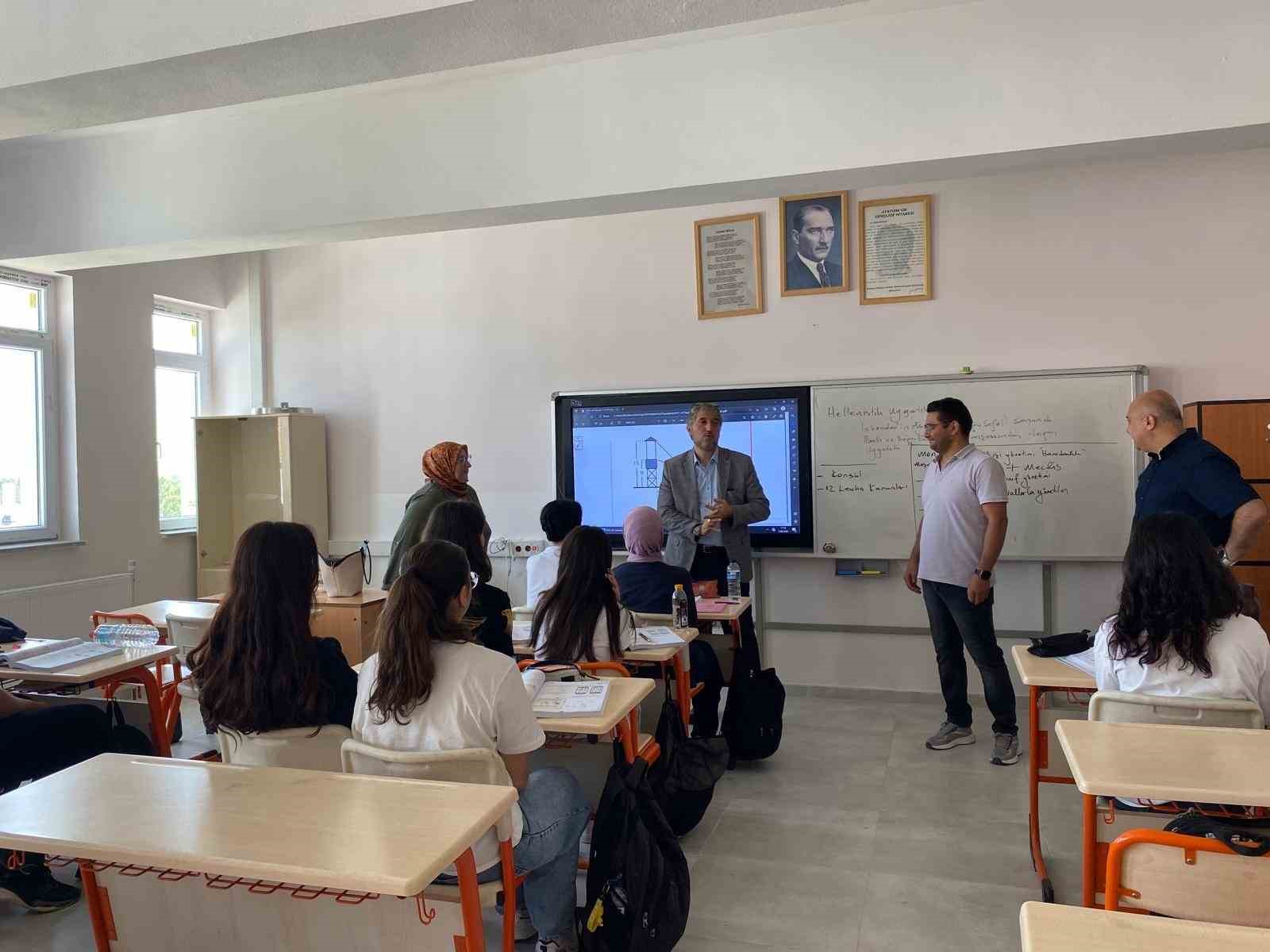 Kütahya İl Millî Eğitim Müdürü Yılmaz’dan Necip Fazıl Kısakürek Anadolu Lisesi’ne ziyaret