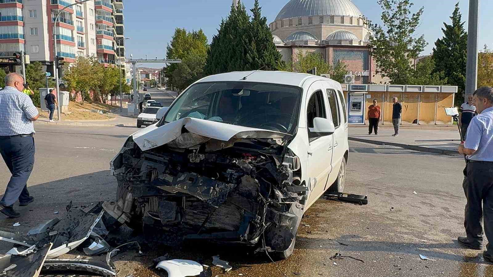 Vakaya giden sivil ekip aracı ile otomobil çarpıştı: 2’si polis 3 yaralı