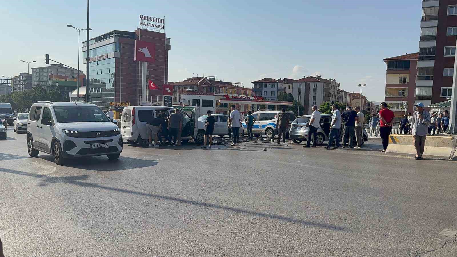 Vakaya giden sivil ekip aracı ile otomobil çarpıştı: 2’si polis 3 yaralı