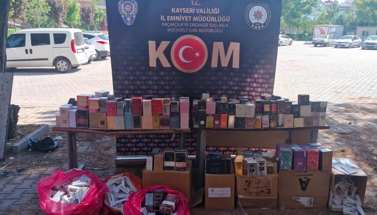 Kaçak parfüm satan şahıslar yakalandı
