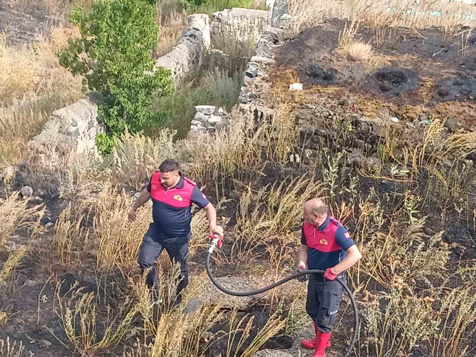 Kars&rsquo;ta anız yangını kısa s&uuml;rede s&ouml;nd&uuml;r&uuml;ld&uuml;
