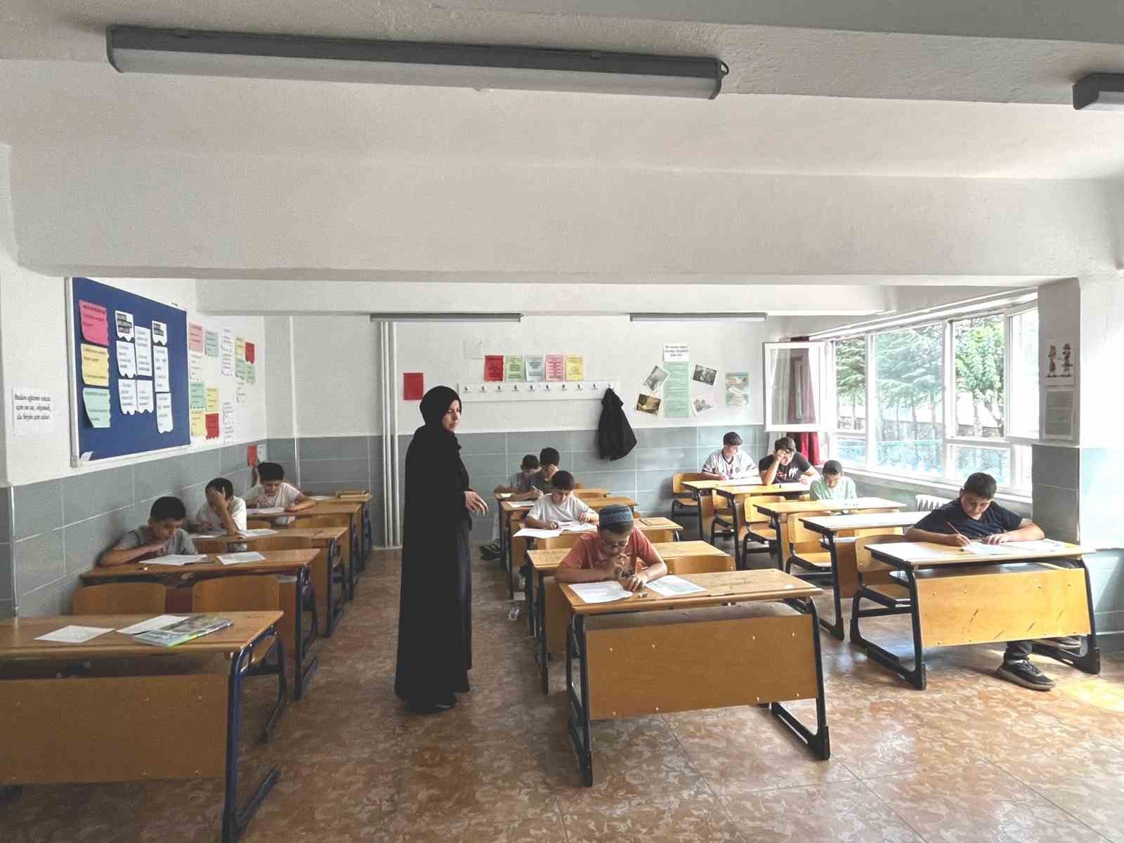 Simav&rsquo;da hafızlık &ouml;ğrencilerine y&ouml;nelik sınav
