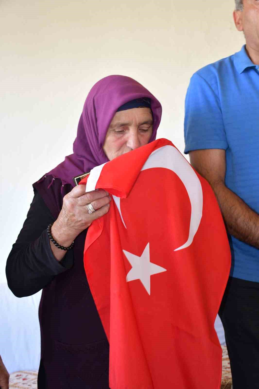 Cumhurbaşkanı Erdoğan&rsquo;ın, Ter&ouml;rs&uuml;z T&uuml;rkiye mektubu Ardahan&rsquo;da şehit annesine ulaştı
