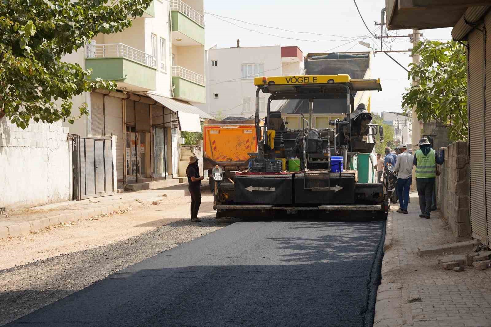 Kahta’da sıcak asfalt çalışmalarıyla yollar yenileniyor