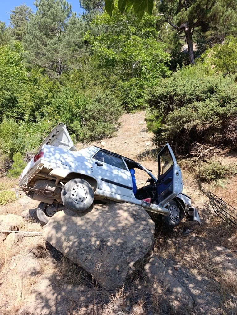 Otomobil şarampole devrildi: 2 yaralı