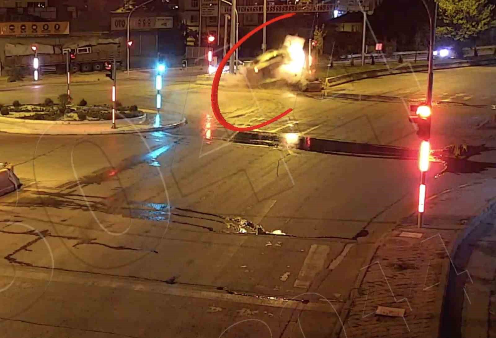 Kırıkkale’deki trafik kazaları kamerada: Kaza yapan otomobil yandı