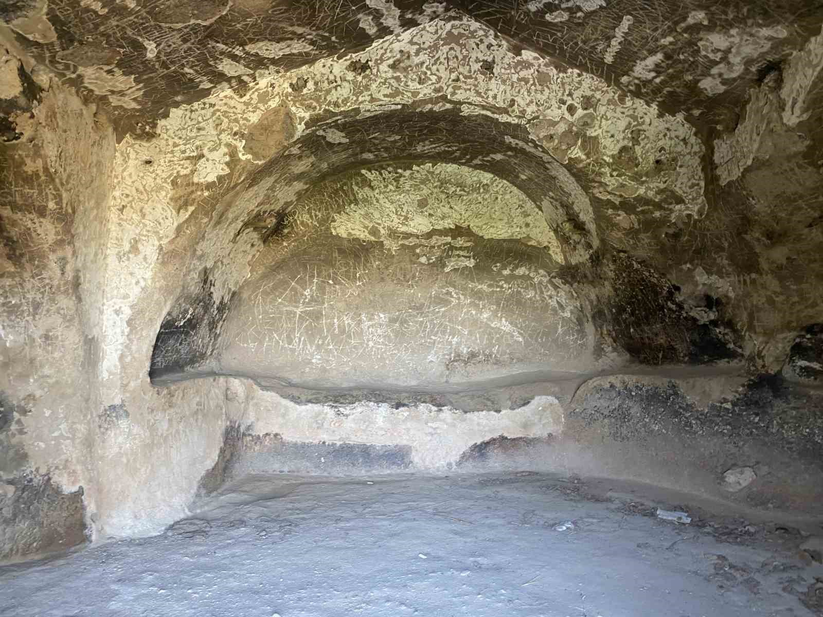 Tarihi b&ouml;lgenin duvarlarına isim kazınması tepki &ccedil;ekti
