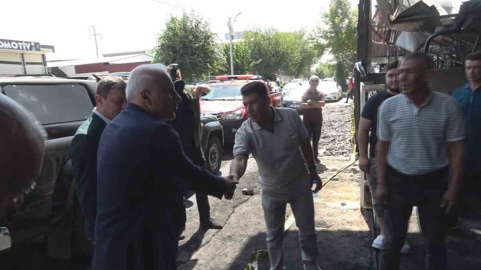 Vali Zorluoğlu, Traktörcüler Sitesi’ndeki yangın sonrası incelemelerde bulundu
