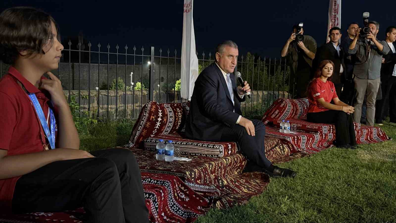 Genlik ve Spor Bakan Bak, Diyarbakr Valiliini ziyaret etti
