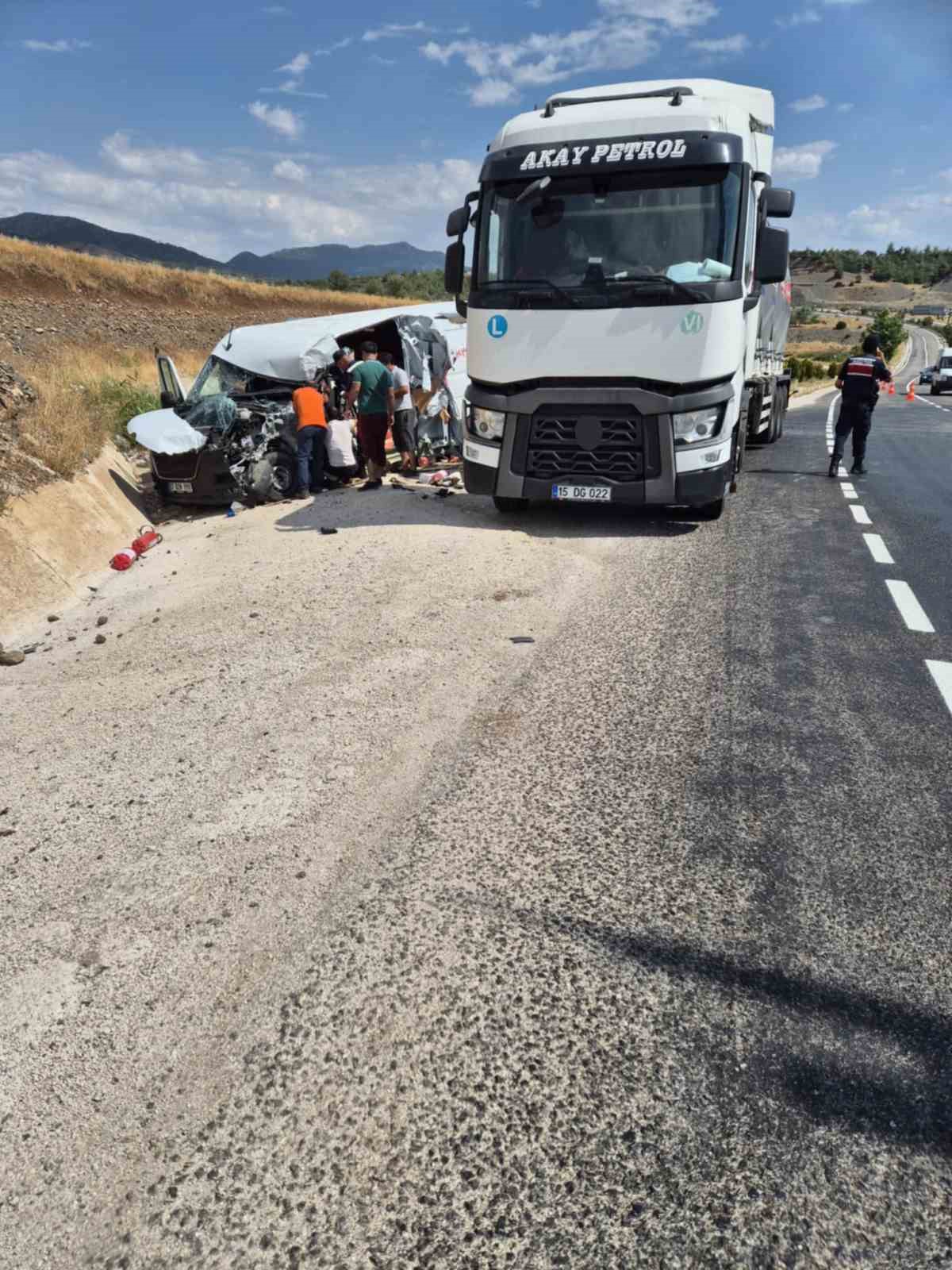 Yangın söndürme cihazı yüklü araç, süt tankerine çarptı: 1 yaralı
