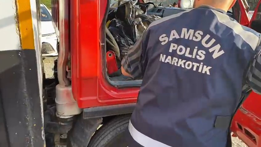 Samsun&rsquo;da kamyonette 16 bin 800 sentetik ecza ele ge&ccedil;irildi
