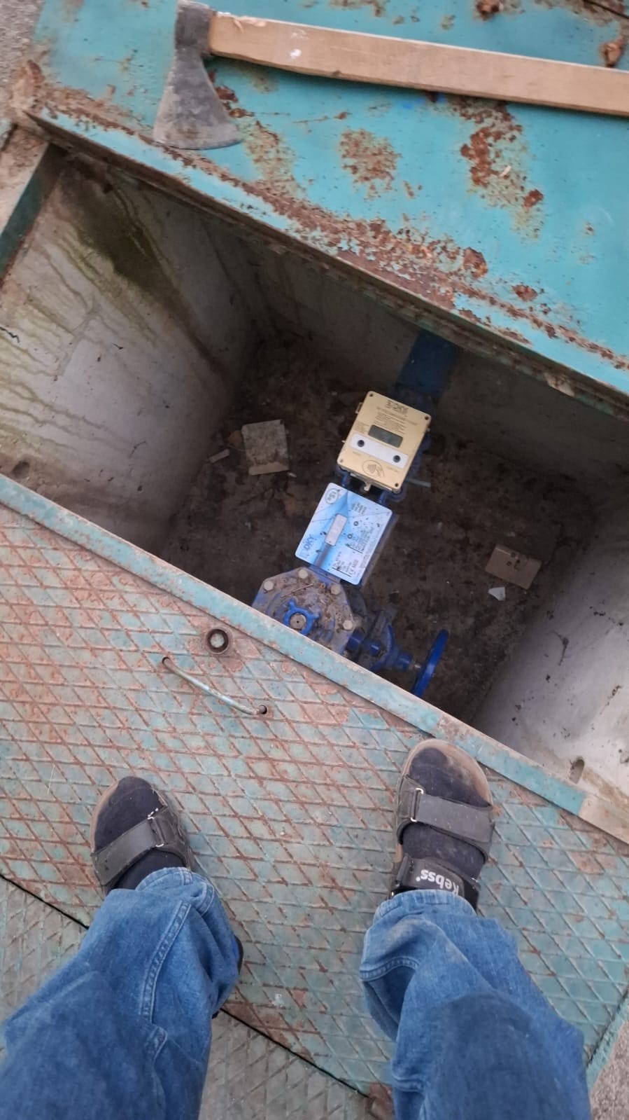 Tarlasından izinsiz ge&ccedil;irilen sulama hattını baltayla par&ccedil;aladı
