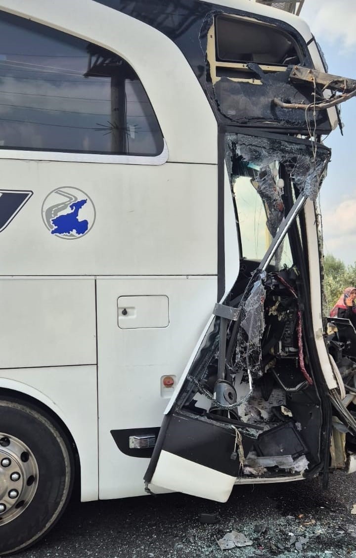 Bursa&rsquo;da yolcu otob&uuml;s&uuml; ile tır &ccedil;arpıştı
