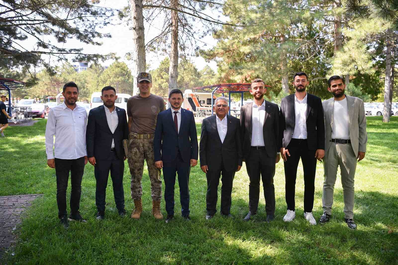 Vali &Ccedil;i&ccedil;ek ve Başkan B&uuml;y&uuml;kkılı&ccedil;, &ccedil;ocukların heyecanına ortak oldu
