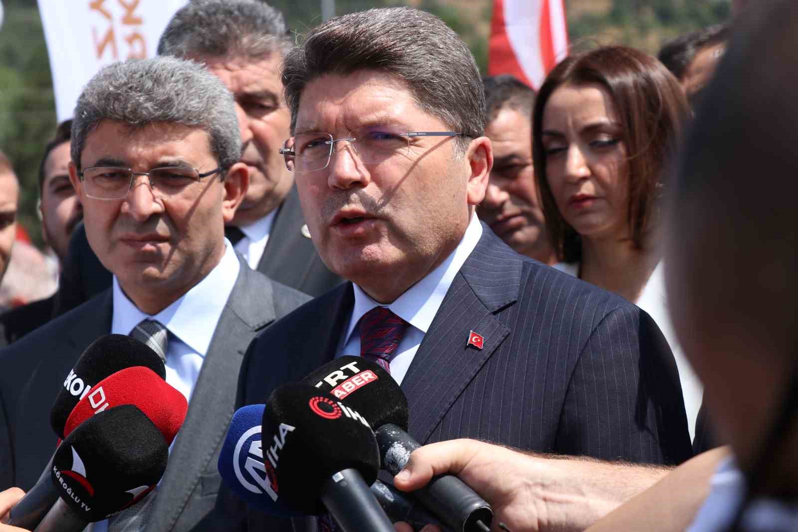 Adalet Bakanı Tun&ccedil;, &Ouml;zg&uuml;r &Ouml;zel&rsquo;e "Belgeleri niye bekletiyorsun elinde? Varsa belgeleri"
