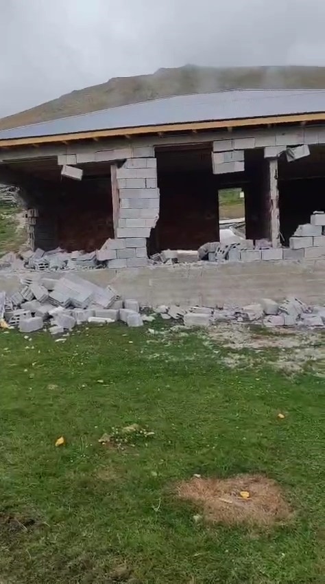 Gümüşhane yaylalarında kaçak yapıların yıkımı kararlılıkla sürüyor

