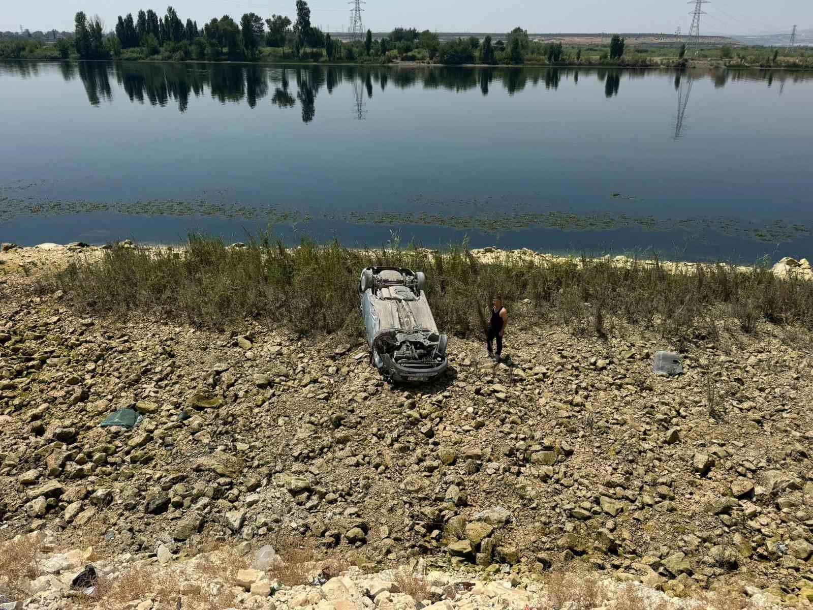 Şanlıurfa’da otomobil 5 metrelik şarampole devrildi, sürücü yara almadan kurtuldu