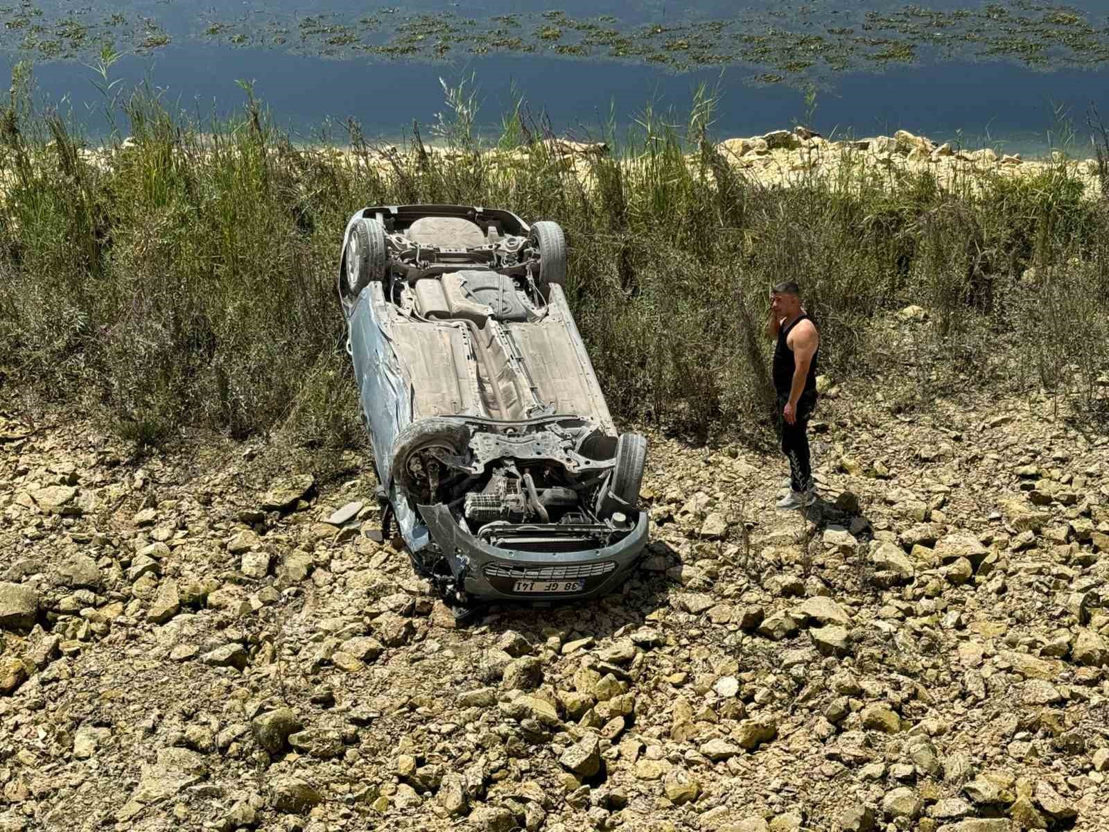 Şanlıurfa’da otomobil 5 metrelik şarampole devrildi, sürücü yara almadan kurtuldu