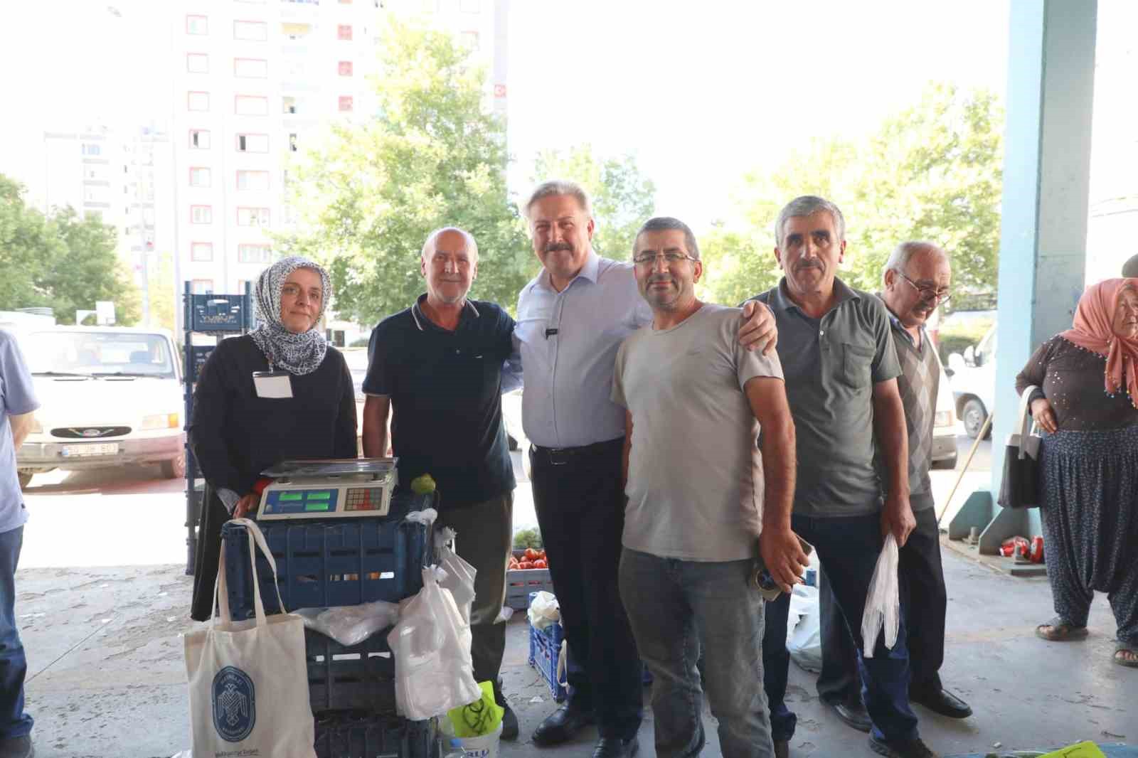Başkan Palancıoğlu; k&ouml;y pazarında &uuml;reticilerle bir araya geldi
