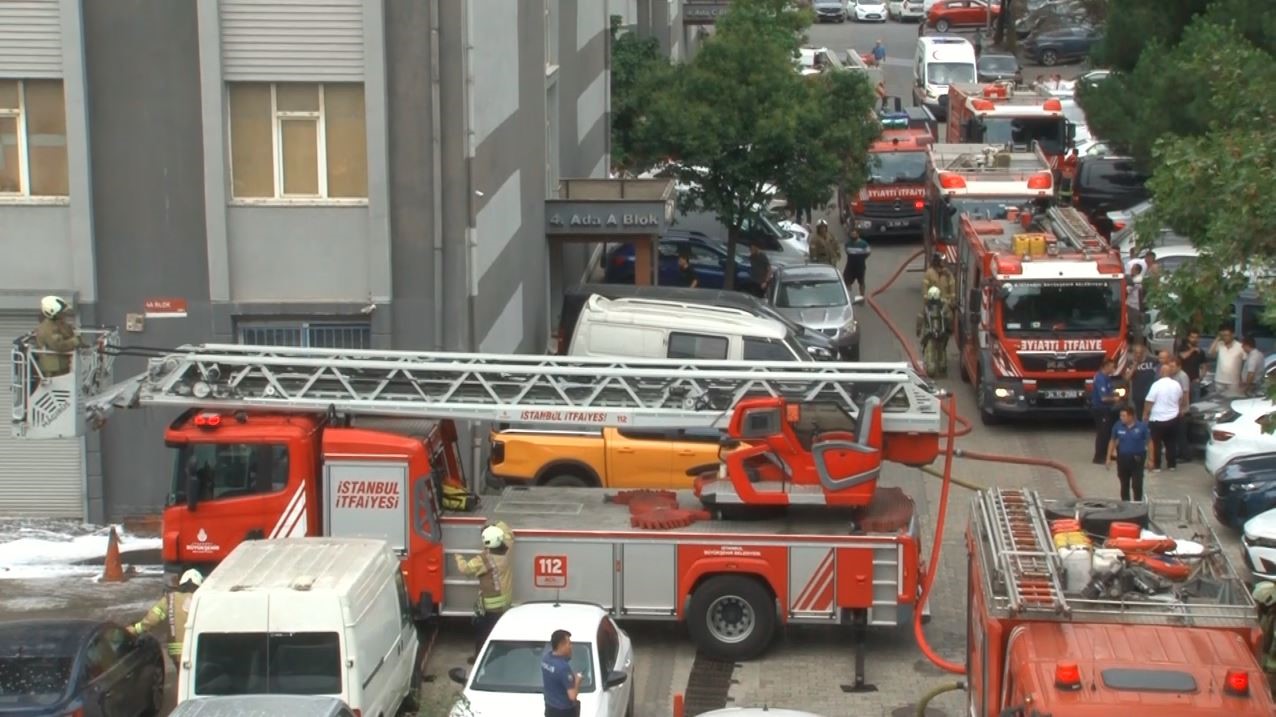 Başakşehir&rsquo;de &ccedil;orap imalathanesinde korkutan yangın

