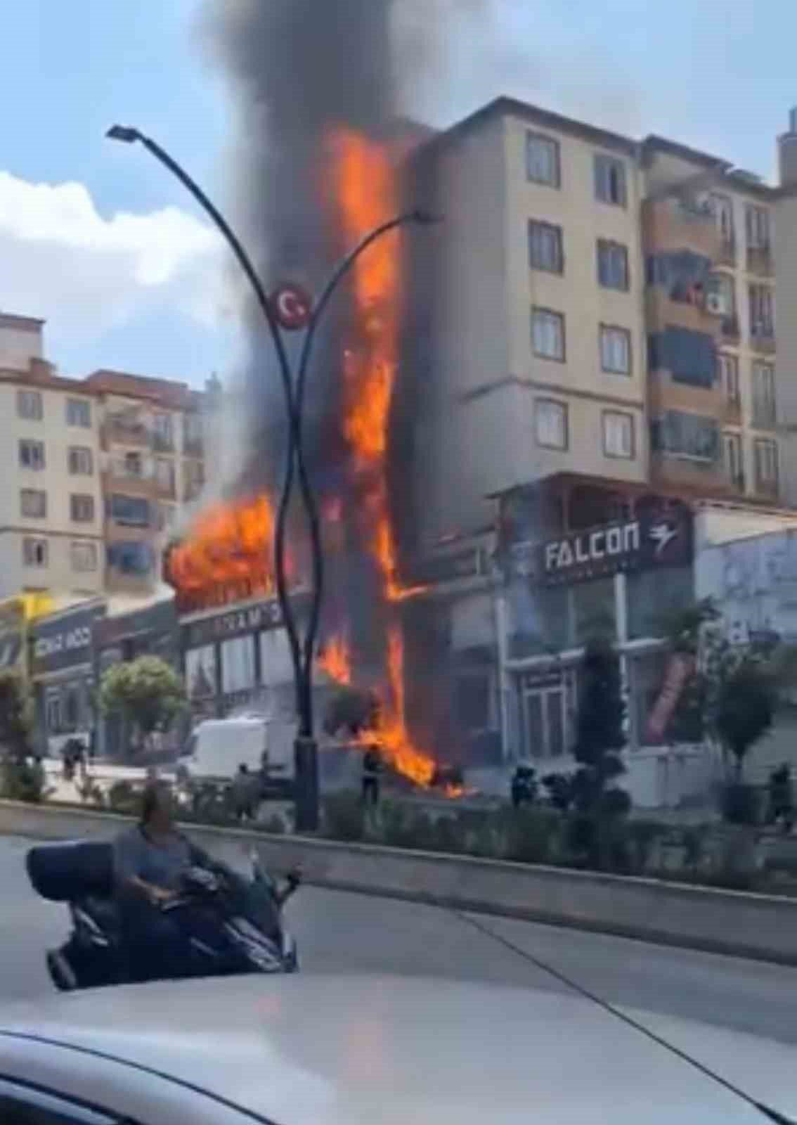 Binanın alt katındaki d&uuml;kkanda &ccedil;ıkan yangında dumandan etkilenen 15 kişi yaralandı
