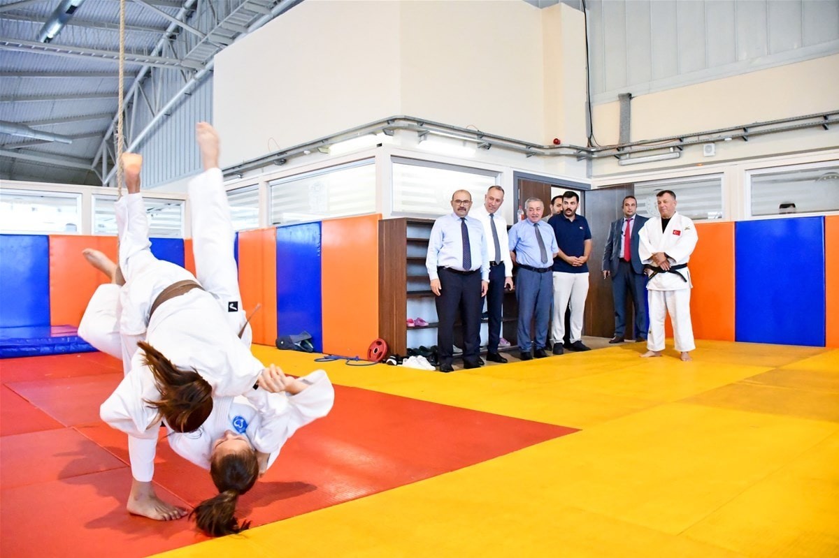 Vali İsmail Ustaoğlu’ndan; Genç sporculara moral ve destek