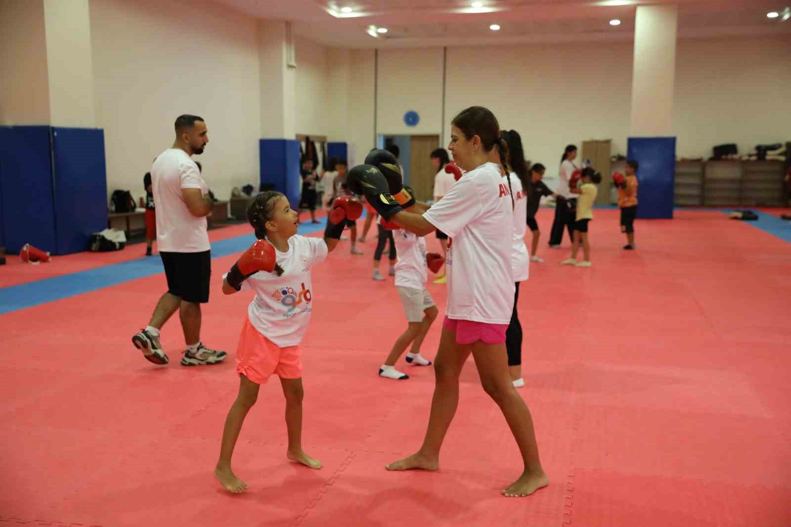Antalya&rsquo;da &ccedil;ocuklar yaz tatilini sporla ge&ccedil;iriyor
