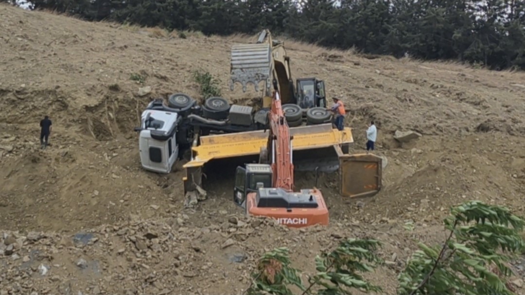 Gaziosmanpaşa&rsquo;da toprak kayması sonucu hafriyat kamyonu devrildi
