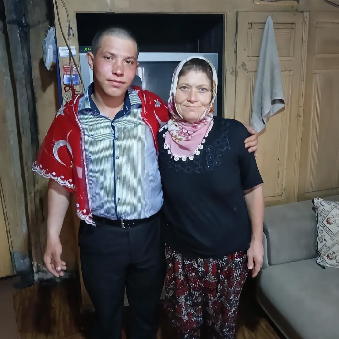 Sosyal medyada g&uuml;ndem olan İbrahim &Ccedil;etin vatani g&ouml;revine uğurlandı
