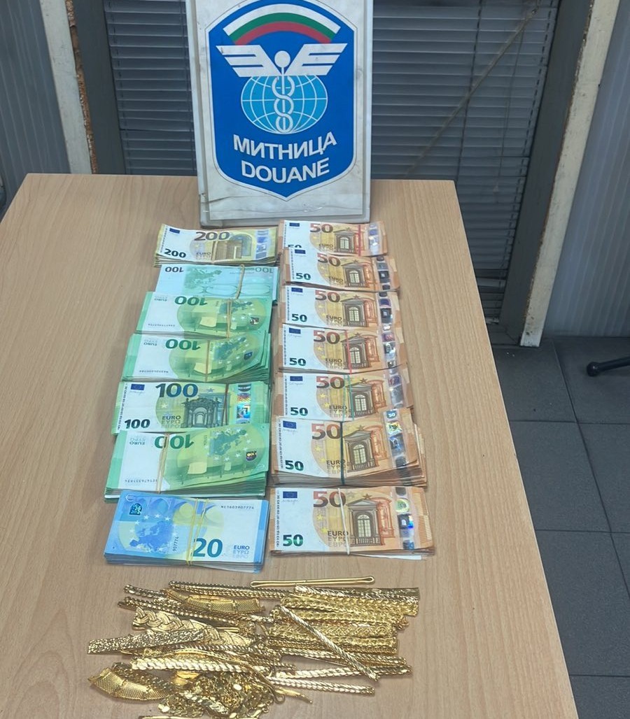 Sınır kapısında 166 bin Euro değerinde ka&ccedil;ak altın ve d&ouml;viz yakalandı
