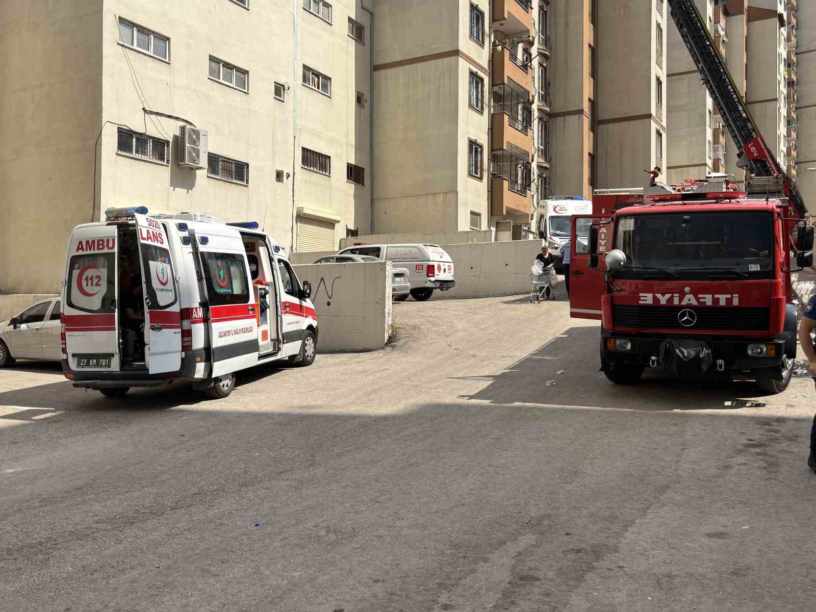 Gaziantep&rsquo;te 5 katlı binada &ccedil;ıkan yangın s&ouml;nd&uuml;r&uuml;ld&uuml;: 23 kişi dumandan etkilendi
