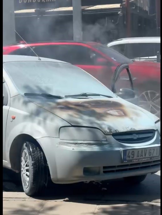 Motor kısmı alev alan otomobil, vatandaşların hızlı m&uuml;dahalesi ile s&ouml;nd&uuml;r&uuml;ld&uuml;
