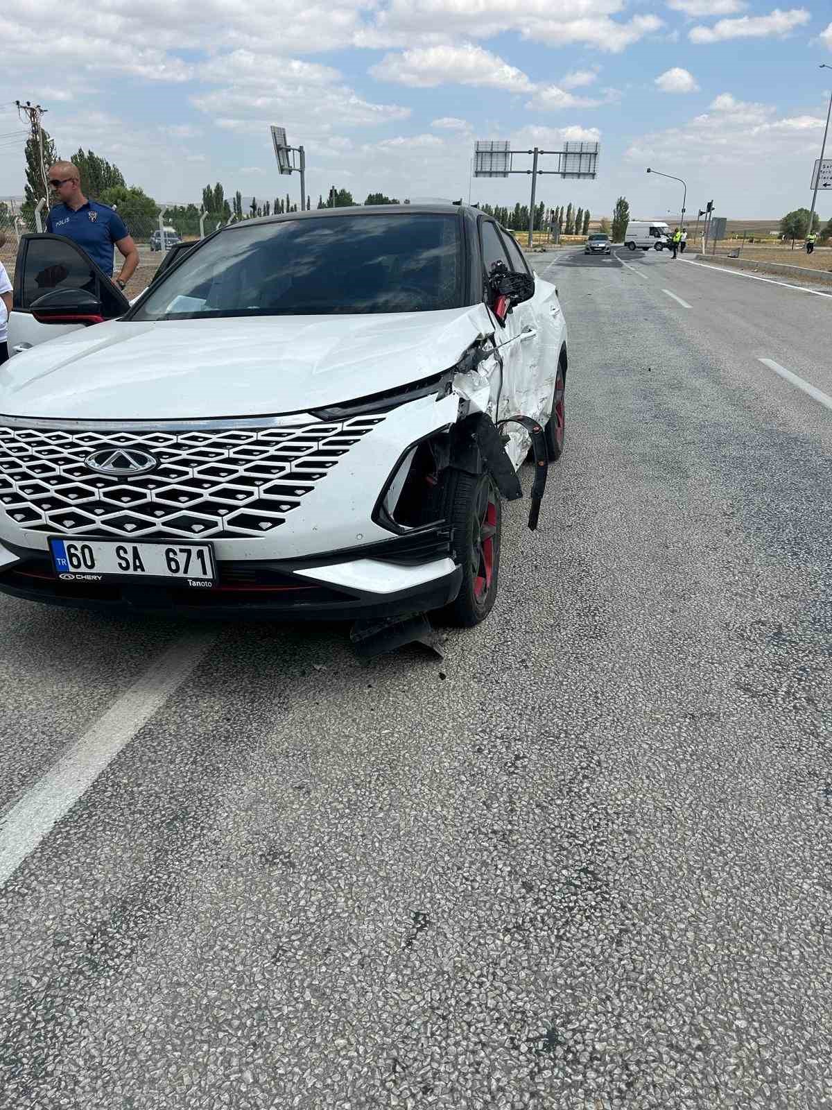 &Ccedil;orum&rsquo;da panelvan ara&ccedil; ile cip &ccedil;arpıştı: 1 yaralı
