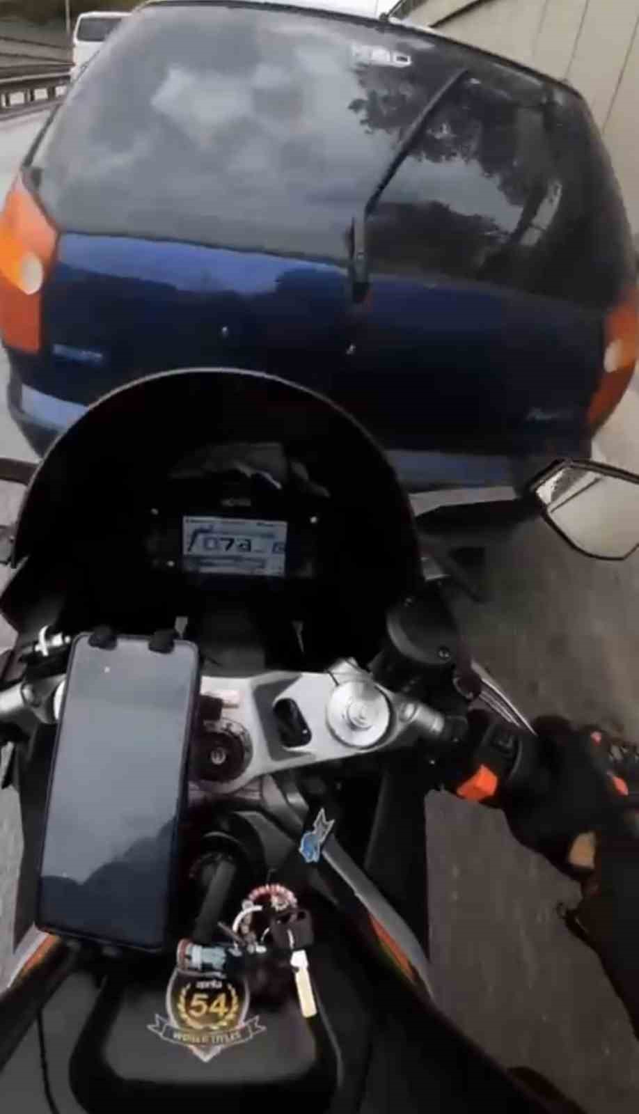 Motosiklet s&uuml;r&uuml;c&uuml;s&uuml;n&uuml;n &ouml;l&uuml;mden d&ouml;nd&uuml;ğ&uuml; anlar kask kamerasında
